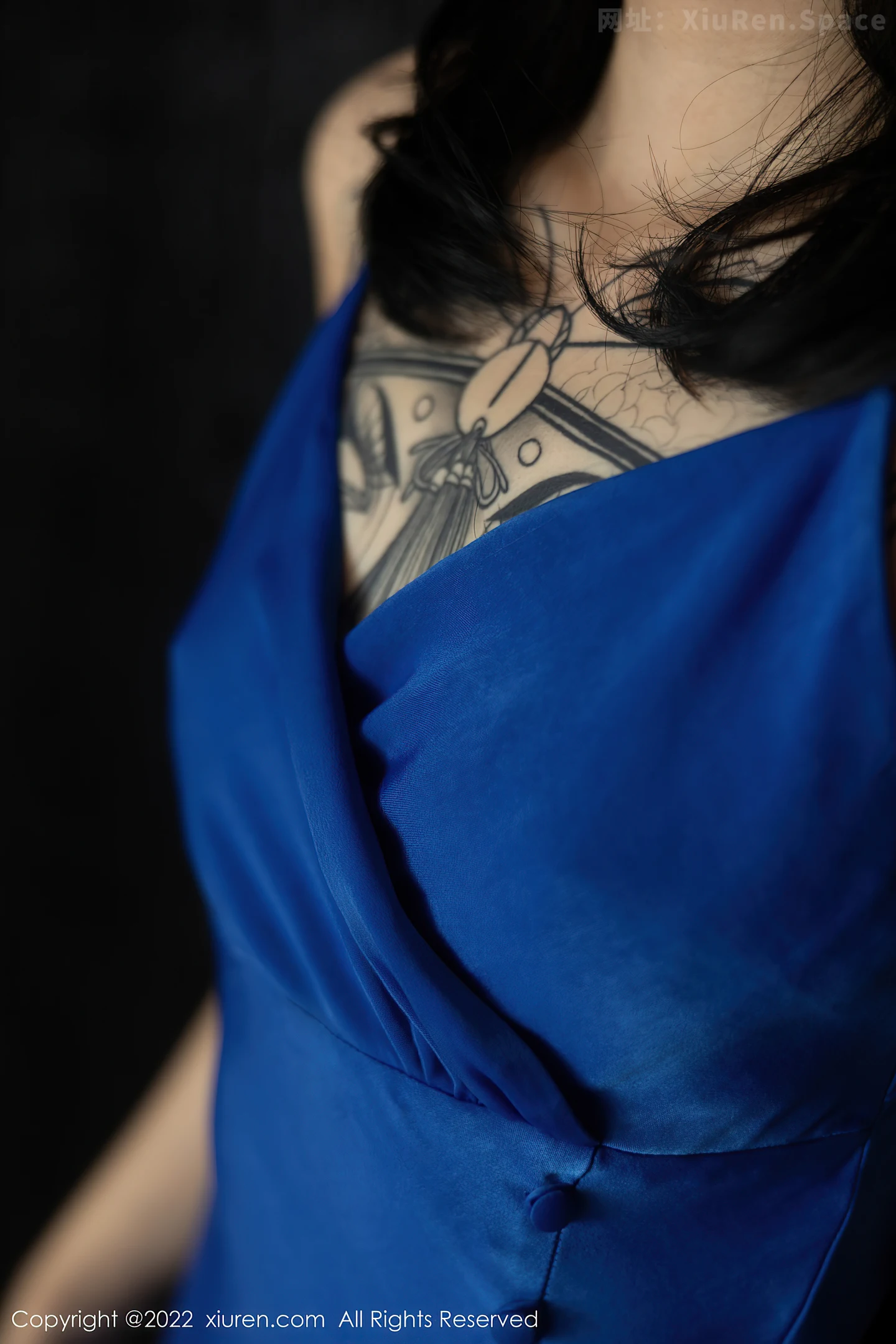 图片[4]-[XiuRen秀人网] VOL.5165 模特奶瓶蓝色吊裙配灰丝裤袜秀曼妙身材性感美腿迷人诱惑写真82P-秀人网官方网站